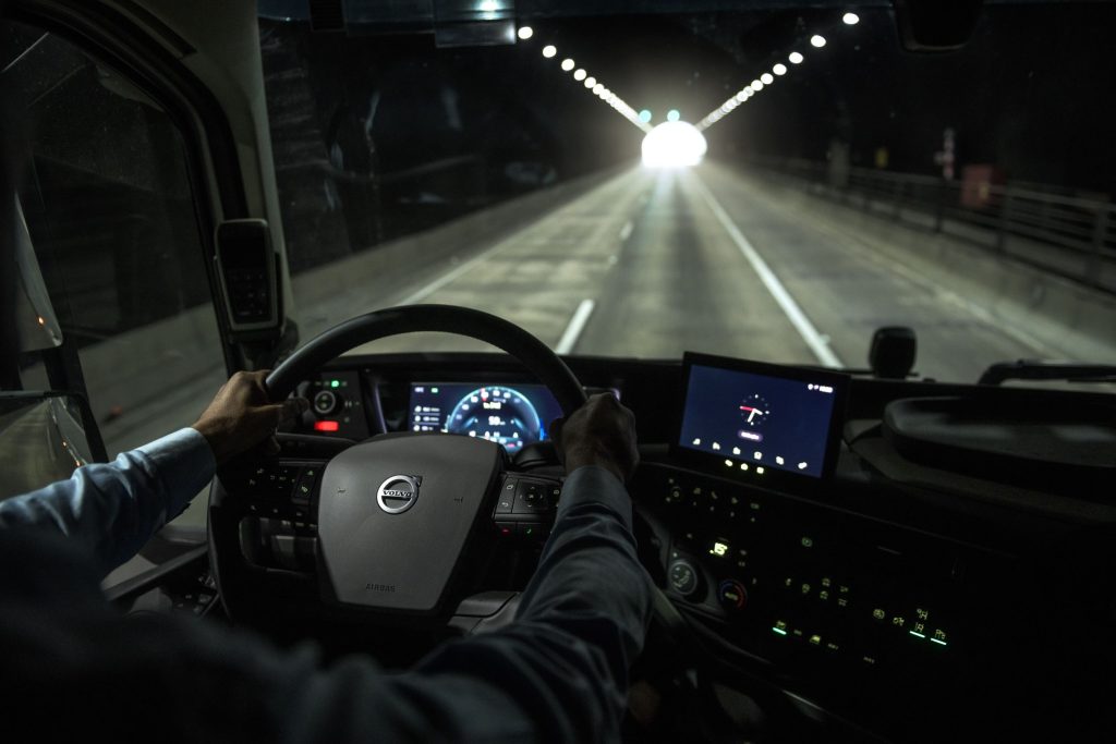 Cabine do Volvo FH no transporte rodoviário de cargas